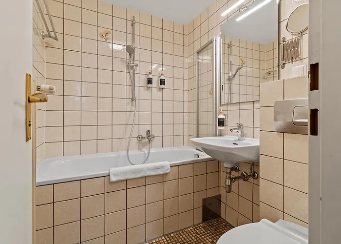 Dependance I 6 Mins To U6 Alser Strasse I Self Check In Otel 3*